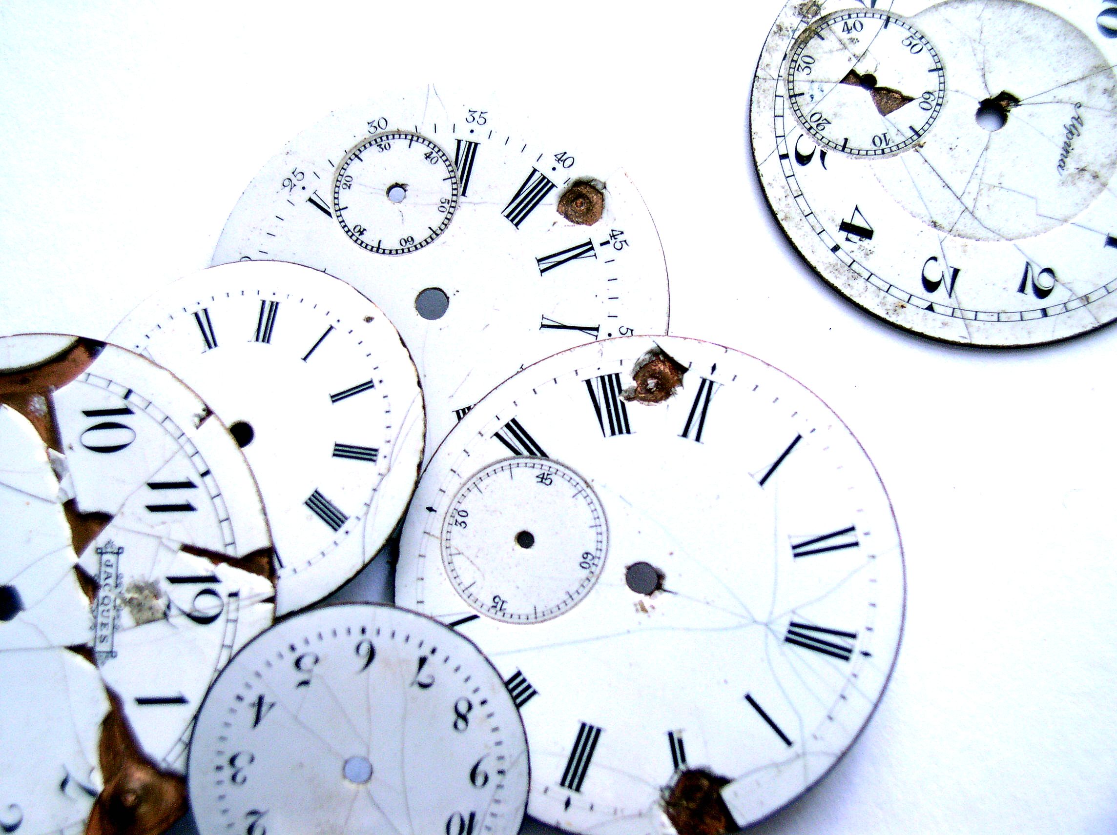 Сломанные часы показывают. Сломанные часы. Разбитые часы. Разбитые часы на белом фоне. Старые разбитые часы.